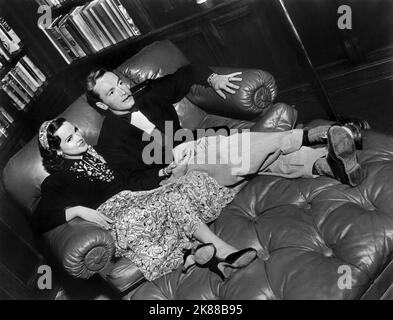 Kathryn Grayson & Johnnie Johnston actrice et mari 01 mai 1948 **AVERTISSEMENT** cette photographie est destinée à un usage éditorial exclusif et est protégée par les droits d'auteur de la Société cinématographique et/ou du photographe désigné par la Société de film ou de production et ne peut être reproduite que par des publications dans le cadre de la promotion de Le film ci-dessus. Un crédit obligatoire pour la société de film est requis. Le photographe doit également être crédité lorsqu'il est connu. Aucune utilisation commerciale ne peut être accordée sans l'autorisation écrite de la Société du film. Banque D'Images