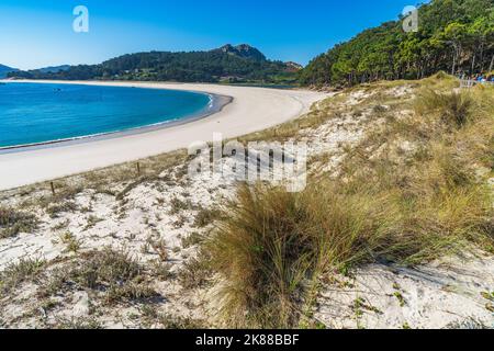 Belle plage de Rodas dans le parc national des Îles Cies à Vigo, Galice, Espagne. Banque D'Images