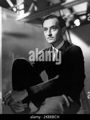 David Lean Directeur, Producteur et écrivain 01 mai 1943 **AVERTISSEMENT** cette photographie est destinée à un usage éditorial exclusif et est protégée par les droits d'auteur de la Société cinématographique et/ou du photographe attribué par la Société cinématographique ou de production et ne peut être reproduite que par des publications dans le cadre de la promotion du film ci-dessus. Un crédit obligatoire pour la société de film est requis. Le photographe doit également être crédité lorsqu'il est connu. Aucune utilisation commerciale ne peut être accordée sans l'autorisation écrite de la Société du film. Banque D'Images