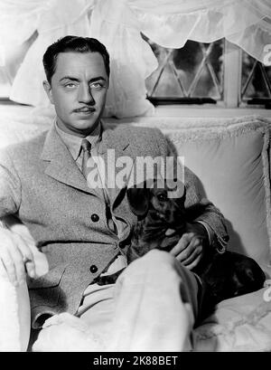 William Powell & Dog Actor 01 mai 1933 **AVERTISSEMENT** cette photographie est destinée à un usage éditorial exclusif et est protégée par les droits d'auteur de la Société du film et/ou du photographe attribué par la Société du film ou de la production et ne peut être reproduite que par des publications dans le cadre de la promotion du film ci-dessus. Un crédit obligatoire pour la société de film est requis. Le photographe doit également être crédité lorsqu'il est connu. Aucune utilisation commerciale ne peut être accordée sans l'autorisation écrite de la Société du film. Banque D'Images