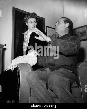 Ingrid Bergman & Roberto Rossellini actrice et réalisateur 01 mai 1953 **AVERTISSEMENT** cette photographie est destinée à un usage éditorial exclusif et est protégée par les droits d'auteur de la Société cinématographique et/ou du photographe désigné par la Société de film ou de production et ne peut être reproduite que par des publications dans le cadre de la promotion de Le film ci-dessus. Un crédit obligatoire pour la société de film est requis. Le photographe doit également être crédité lorsqu'il est connu. Aucune utilisation commerciale ne peut être accordée sans l'autorisation écrite de la Société du film. Banque D'Images