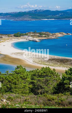 Belle plage de Rodas dans le parc national des Îles Cies à Vigo, Galice, Espagne. Banque D'Images