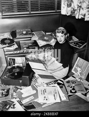 Rosemary Clooney actrice 01 mai 1953 **AVERTISSEMENT** cette photographie est à usage éditorial seulement et est le droit d'auteur de la Société de film et/ou le photographe assigné par la Société de film ou de production et ne peut être reproduite que par des publications dans le cadre de la promotion du film ci-dessus. Un crédit obligatoire pour la société de film est requis. Le photographe doit également être crédité lorsqu'il est connu. Aucune utilisation commerciale ne peut être accordée sans l'autorisation écrite de la Société du film. Banque D'Images