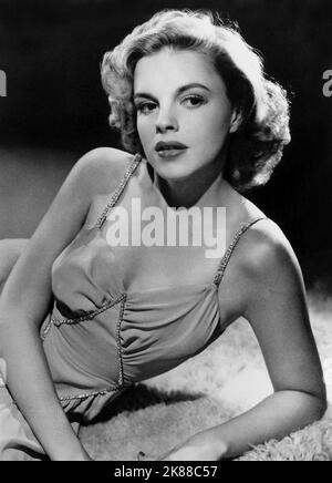 Judy Garland actrice 01 mai 1943 **AVERTISSEMENT** cette photographie est à usage éditorial exclusif et est le droit d'auteur de la Société de film et/ou le photographe assigné par la Société de film ou de production et ne peut être reproduite que par des publications en conjonction avec la promotion du film ci-dessus. Un crédit obligatoire pour la société de film est requis. Le photographe doit également être crédité lorsqu'il est connu. Aucune utilisation commerciale ne peut être accordée sans l'autorisation écrite de la Société du film. Banque D'Images