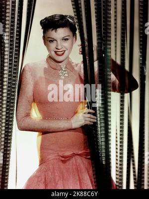 Judy Garland actrice 01 mai 1950 **AVERTISSEMENT** cette photographie est à usage éditorial exclusif et est le droit d'auteur de la Société de film et/ou le photographe assigné par la Société de film ou de production et ne peut être reproduite que par des publications en conjonction avec la promotion du film ci-dessus. Un crédit obligatoire pour la société de film est requis. Le photographe doit également être crédité lorsqu'il est connu. Aucune utilisation commerciale ne peut être accordée sans l'autorisation écrite de la Société du film. Banque D'Images