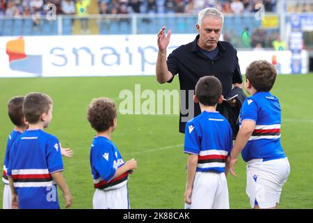 Genova, GE, Italie. 17th octobre 2022. Italie, Genova, oct 17 2022: JosÃ¨ Mourinho (en tant que responsable Roma) entre sur le terrain et parle avec les petits garçons pendant le match de football SAMPDORIA vs AS ROMA, Serie A Tim 2022-2023 day10 stade Ferraris (Credit image: © Fabrizio Andrea Bertani/Pacific Press via ZUMA Press Wire) Banque D'Images