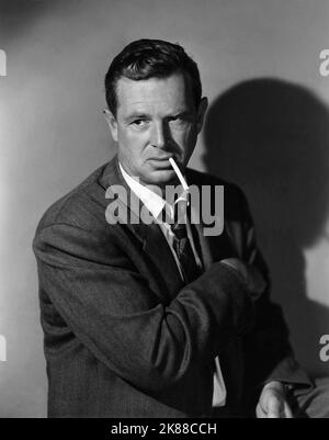 Sterling Hayden acteur 01 mai 1954 **AVERTISSEMENT** cette photographie est à usage éditorial exclusif et est le droit d'auteur de la Société du film et/ou du photographe assigné par la Société du film ou de la production et ne peut être reproduite que par des publications en conjonction avec la promotion du film ci-dessus. Un crédit obligatoire pour la société de film est requis. Le photographe doit également être crédité lorsqu'il est connu. Aucune utilisation commerciale ne peut être accordée sans l'autorisation écrite de la Société du film. Banque D'Images