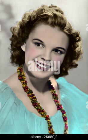 Judy Garland actrice 05 juin 1943 **AVERTISSEMENT** cette photographie est à usage éditorial exclusif et est le droit d'auteur de la Société de film et/ou le photographe assigné par la Société de film ou de production et ne peut être reproduite que par des publications en conjonction avec la promotion du film ci-dessus. Un crédit obligatoire pour la société de film est requis. Le photographe doit également être crédité lorsqu'il est connu. Aucune utilisation commerciale ne peut être accordée sans l'autorisation écrite de la Société du film. Banque D'Images