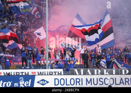 Genova, GE, Italie. 17th octobre 2022. Italie, Genova, oct 17 2022: Les fans de Sampdoria branle les drapeaux et les bombes de fumée légères dans les stands pendant le jeu de football SAMPDORIA vs AS ROMA, Serie A Tim 2022-2023 day10 stade Ferraris (Credit image: © Fabrizio Andrea Bertani/Pacific Press via ZUMA Press Wire) Banque D'Images