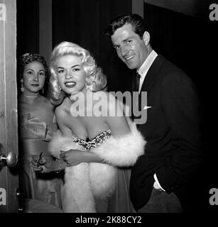 Jayne Mansfield actrice 01 mai 1954 **AVERTISSEMENT** cette photographie est à usage éditorial exclusif et est le droit d'auteur de la Société du film et/ou du photographe assigné par la Société du film ou de la production et ne peut être reproduite que par des publications dans le cadre de la promotion du film ci-dessus. Un crédit obligatoire pour la société de film est requis. Le photographe doit également être crédité lorsqu'il est connu. Aucune utilisation commerciale ne peut être accordée sans l'autorisation écrite de la Société du film. Banque D'Images