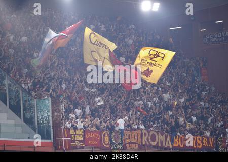 Genova, GE, Italie. 17th octobre 2022. Italie, Genova, octobre 17 2022: Alors que les fans de Roma brandissent les drapeaux et montrent des bannières dans les stands pendant le jeu de football SAMPDORIA vs AS ROMA, Serie A Tim 2022-2023 day10 stade Ferraris (Credit image: © Fabrizio Andrea Bertani/Pacific Press via ZUMA Press Wire) Banque D'Images