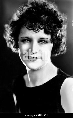 Viola Dana Silent film actrice 01 mai 1924 **AVERTISSEMENT** cette photographie est destinée à un usage éditorial exclusif et est protégée par les droits d'auteur de la Société du film et/ou du photographe assigné par la Société du film ou de la production et ne peut être reproduite que par des publications dans le cadre de la promotion du film ci-dessus. Un crédit obligatoire pour la société de film est requis. Le photographe doit également être crédité lorsqu'il est connu. Aucune utilisation commerciale ne peut être accordée sans l'autorisation écrite de la Société du film. Banque D'Images