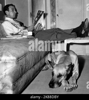 Jose Ferrer avec Dog Actor 01 mai 1957 **AVERTISSEMENT** cette photographie est à usage éditorial exclusif et est le droit d'auteur de la Société de film et/ou du photographe assigné par la Société de film ou de production et ne peut être reproduite que par des publications dans le cadre de la promotion du film ci-dessus. Un crédit obligatoire pour la société de film est requis. Le photographe doit également être crédité lorsqu'il est connu. Aucune utilisation commerciale ne peut être accordée sans l'autorisation écrite de la Société du film. Banque D'Images