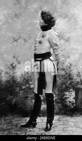 Sarah Bernhardt actrice (1844–1923) / In Der Rolle des L'Aiglon Im Bühnenstück 'L'Aiglon' / jouer le rôle de L'Aiglon dans 'L'Aiglon' 01 mai 1900 **AVERTISSEMENT** cette photographie est à usage éditorial exclusif et est la propriété intellectuelle de la Société cinématographique et/ou du photographe assigné par la Société cinématographique ou de production et ne peut être reproduite que par des publications dans le cadre de la promotion du film ci-dessus. Un crédit obligatoire à The film Company est requis. Le photographe doit également être crédité lorsqu'il est connu. Aucune utilisation commerciale ne peut être accordée sans autorisation écrite de The film Company. Banque D'Images
