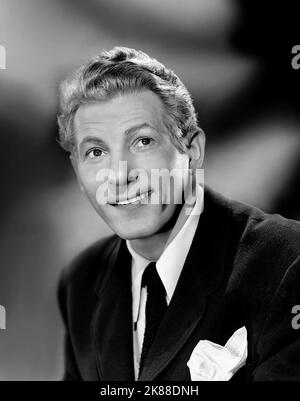 Danny Kaye acteur et chanteur 01 mai 1955 **AVERTISSEMENT** cette photographie est à usage éditorial exclusif et est le droit d'auteur de la Société du film et/ou du photographe attribué par la Société du film ou de la production et ne peut être reproduite que par des publications en conjonction avec la promotion du film ci-dessus. Un crédit obligatoire pour la société de film est requis. Le photographe doit également être crédité lorsqu'il est connu. Aucune utilisation commerciale ne peut être accordée sans l'autorisation écrite de la Société du film. Banque D'Images