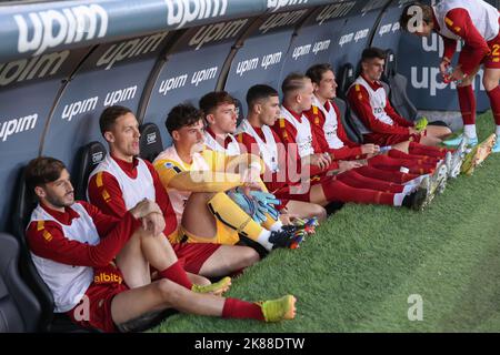Genova, GE, Italie. 17th octobre 2022. Italie, Genova, octobre 17 2022: Comme les joueurs de Roma assis sur le banc avant le coup d'envoi à propos de pendant le match de football SAMPDORIA vs AS ROMA, Serie A Tim 2022-2023 day10 stade Ferraris (Credit image: © Fabrizio Andrea Bertani/Pacific Press via ZUMA Press Wire) Banque D'Images