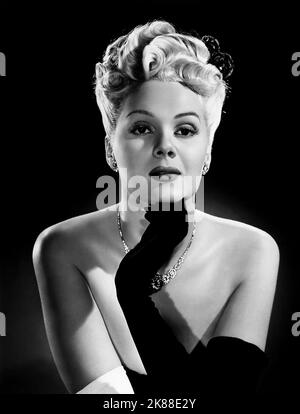 Adele Jergens actrice 01 mai 1948 **AVERTISSEMENT** cette photographie est à usage éditorial exclusif et est le droit d'auteur de la Société de film et/ou du photographe assigné par la Société de film ou de production et ne peut être reproduite que par des publications en conjonction avec la promotion du film ci-dessus. Un crédit obligatoire pour la société de film est requis. Le photographe doit également être crédité lorsqu'il est connu. Aucune utilisation commerciale ne peut être accordée sans l'autorisation écrite de la Société du film. Banque D'Images