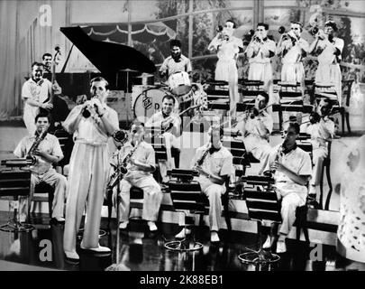 Benny Goodman Benny Goodman avec l'Orchestre 01 juin 1937 **AVERTISSEMENT** cette photographie est destinée à un usage éditorial seulement et est le droit d'auteur de la Société du film et/ou du photographe assigné par la Société du film ou de la production et ne peut être reproduite que par des publications dans le cadre de la promotion de ce qui précède Film. Un crédit obligatoire pour la société de film est requis. Le photographe doit également être crédité lorsqu'il est connu. Aucune utilisation commerciale ne peut être accordée sans l'autorisation écrite de la Société du film. Banque D'Images