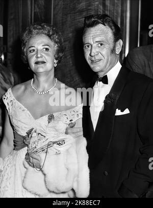 Mary Hayley Bell & John Mills Writer, acteur participant à la première de « Tiger Bay » à Londres, 1959 Directeur : 01 mars 1959 **AVERTISSEMENT** la présente photographie est destinée à un usage éditorial exclusif et est le droit d'auteur de la Société du film et/ou du photographe assigné par la Société du film ou de la production et ne peut être reproduite que par des publications dans le cadre de la promotion du film ci-dessus. Un crédit obligatoire pour la société de film est requis. Le photographe doit également être crédité lorsqu'il est connu. Aucune utilisation commerciale ne peut être accordée sans l'autorisation écrite de la Société du film. Banque D'Images