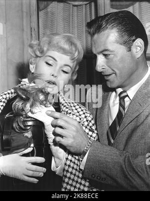 ZSA ZSA Gabor & Lex Barker actrice et comédienne 1957 Während Der Dreharbeiten zu 'The Girl in the Kremlin' / pendant le tournage de 'The Girl in the Kremlin' 01 janvier 1957 **AVERTISSEMENT** cette photographie est à usage éditorial exclusif et est protégée par les droits d'auteur de la Société cinématographique et/ou du Photographe désigné par la Société de film ou de production et ne peut être reproduit que par des publications en conjonction avec la promotion du film ci-dessus. Un crédit obligatoire pour la société de film est requis. Le photographe doit également être crédité lorsqu'il est connu. Aucune utilisation commerciale ne peut être accordée sans l'autorisation écrite de t Banque D'Images