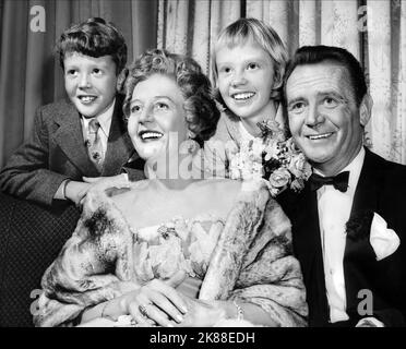 Jonathan Mills, Mary Hayley Bell, Hayley Mills, John Mills écrivain, acteur avec enfants participant à la première de 'Tiger Bay' à Londres, 1959 Directeur : J. Lee Thompson 01 mars 1959 **AVERTISSEMENT** cette photographie est destinée à un usage éditorial exclusif et est le droit d'auteur du GRADE et/ou du photographe attribué par la Société du film ou de la production et ne peut être reproduite que par des publications dans le cadre de la promotion du film ci-dessus. Un crédit obligatoire pour LE RANG est requis. Le photographe doit également être crédité lorsqu'il est connu. Aucune utilisation commerciale ne peut être accordée sans l'autorisation écrite de film Compas Banque D'Images