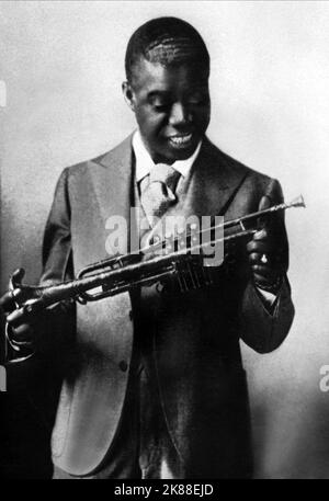 Louis Armstrong musicien de jazz Directeur : Paul Martin 01 mai 1920 **AVERTISSEMENT** cette photographie est destinée à un usage éditorial exclusif et est protégée par les droits d'auteur de la Société du film et/ou du photographe attribué par la Société du film ou de la production et ne peut être reproduite que par des publications dans le cadre de la promotion du film ci-dessus. Un crédit obligatoire pour la société de film est requis. Le photographe doit également être crédité lorsqu'il est connu. Aucune utilisation commerciale ne peut être accordée sans l'autorisation écrite de la Société du film. Banque D'Images