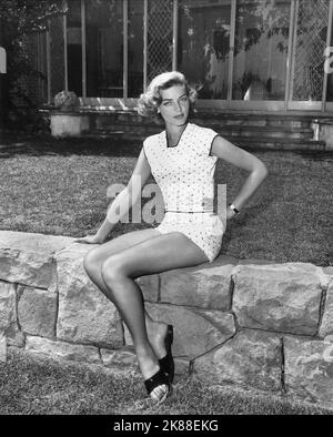 Lauren Bacall actrice / actrice dans le jardin de sa maison à Beverly Hills en 1958 01 mai 1958 **AVERTISSEMENT** cette photographie est pour usage éditorial seulement et est le copyright de la Société de film et/ou le photographe assigné par la Société de film ou de production et ne peut être reproduit que Par des publications en conjonction avec la promotion du film ci-dessus. Un crédit obligatoire pour la société de film est requis. Le photographe doit également être crédité lorsqu'il est connu. Aucune utilisation commerciale ne peut être accordée sans l'autorisation écrite de la Société du film. Banque D'Images