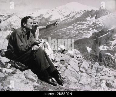 David Lean & Ann Todd Directeur & actrice époux & épouse Mountain Scene 21 mai 1948 **AVERTISSEMENT** cette photographie est destinée à un usage éditorial exclusif et est protégée par les droits d'auteur de la Société cinématographique et/ou du photographe désigné par la Société de film ou de production et ne peut être reproduite que par les publications de Conjointement avec la promotion du film ci-dessus. Un crédit obligatoire pour la société de film est requis. Le photographe doit également être crédité lorsqu'il est connu. Aucune utilisation commerciale ne peut être accordée sans l'autorisation écrite de la Société du film. Banque D'Images