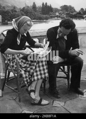 Ann Todd & David Lean Directrice & actrice mari & femme 21 mai 1948 **AVERTISSEMENT** cette photographie est destinée à un usage éditorial uniquement et est protégée par les droits d'auteur de la Société cinématographique et/ou du photographe désigné par la Société de film ou de production et ne peut être reproduite que par des publications en conjonction avec La promotion du film ci-dessus. Un crédit obligatoire pour la société de film est requis. Le photographe doit également être crédité lorsqu'il est connu. Aucune utilisation commerciale ne peut être accordée sans l'autorisation écrite de la Société du film. Banque D'Images