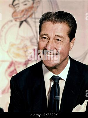 Don Ameche acteur 01 mai 1952 **AVERTISSEMENT** cette photographie est réservée à un usage éditorial et est protégée par les droits d'auteur de la Société cinématographique et/ou du photographe désigné par la Société cinématographique ou la Société de production et ne peut être reproduite que par des publications dans le cadre de la promotion du film ci-dessus. Un crédit obligatoire à The film Company est requis. Le photographe doit également être crédité lorsqu'il est connu. Aucune utilisation commerciale ne peut être accordée sans autorisation écrite de The film Company. Banque D'Images