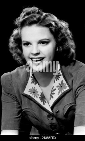 Judy Garland actrice 22 juillet 1943 **AVERTISSEMENT** cette photographie est à usage éditorial exclusif et est le droit d'auteur de la Société de film et/ou le photographe assigné par la Société de film ou de production et ne peut être reproduite que par des publications en conjonction avec la promotion du film ci-dessus. Un crédit obligatoire pour la société de film est requis. Le photographe doit également être crédité lorsqu'il est connu. Aucune utilisation commerciale ne peut être accordée sans l'autorisation écrite de la Société du film. Banque D'Images