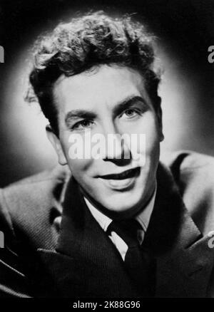 Frankie Howerd comédien et acteur 08 octobre 1954 **AVERTISSEMENT** cette photographie est destinée à un usage éditorial exclusif et est protégée par les droits d'auteur de la Société du film et/ou du photographe attribué par la Société du film ou de la production et ne peut être reproduite que par des publications en conjonction avec la promotion du film ci-dessus. Un crédit obligatoire pour la société de film est requis. Le photographe doit également être crédité lorsqu'il est connu. Aucune utilisation commerciale ne peut être accordée sans l'autorisation écrite de la Société du film. Banque D'Images