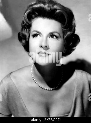 Nicole Maurey actrice 15 juin 1956 **AVERTISSEMENT** cette photographie est réservée à un usage éditorial et est protégée par les droits d'auteur de la Société cinématographique et/ou du photographe désigné par la Société cinématographique ou la Société de production et ne peut être reproduite que par des publications dans le cadre de la promotion du film ci-dessus. Un crédit obligatoire à The film Company est requis. Le photographe doit également être crédité lorsqu'il est connu. Aucune utilisation commerciale ne peut être accordée sans autorisation écrite de The film Company. Banque D'Images