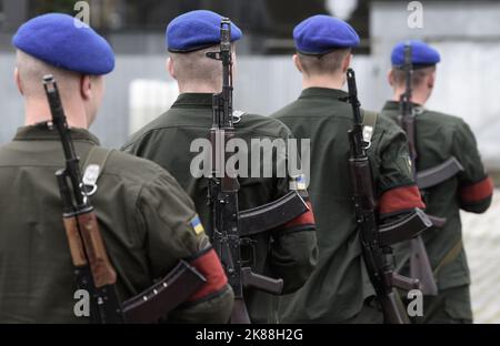 Soldats avec fusils d'assaut AK. Soldats ukrainiens. Banque D'Images