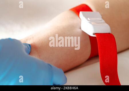 Veine de la femme prête pour l'injection intraveineuse pendant une pandémie Banque D'Images