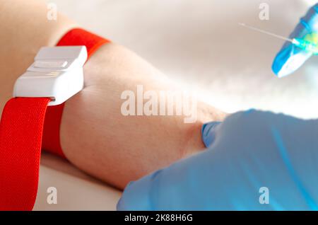 Veine de la femme prête pour l'injection intraveineuse pendant une pandémie Banque D'Images