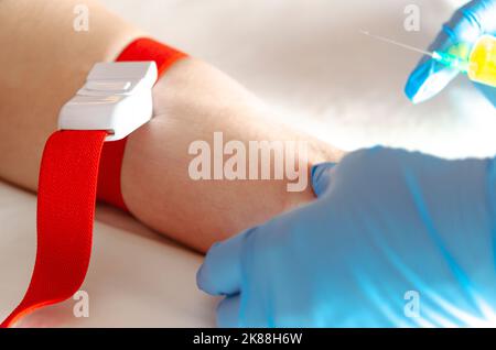 Veine de la femme prête pour l'injection intraveineuse pendant une pandémie Banque D'Images