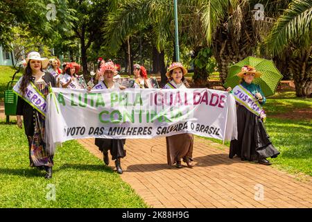 Goias, Brésil – 12 octobre 2022 : Un groupe de femmes avec une bannière en action, dans le parc Lago das Rosas à Goiânia. Banque D'Images