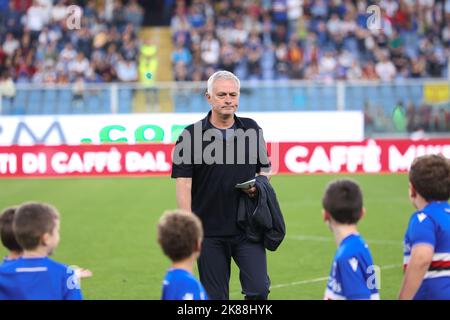 Genova, GE, Italie. 17th octobre 2022. Italie, Genova, oct 17 2022: JosÃ¨ Mourinho (en tant que responsable Roma) entre sur le terrain et se déplace au banc pendant le match de football SAMPDORIA vs AS ROMA, Serie A Tim 2022-2023 day10 stade Ferraris (Credit image: © Fabrizio Andrea Bertani/Pacific Press via ZUMA Press Wire) Banque D'Images