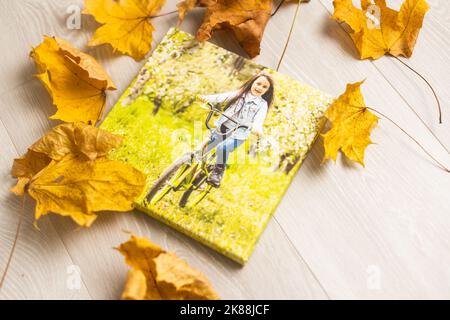 Cadre en toile carré vierge sur fond d'automne. Affiche maquette avec feuilles d'automne colorées Banque D'Images