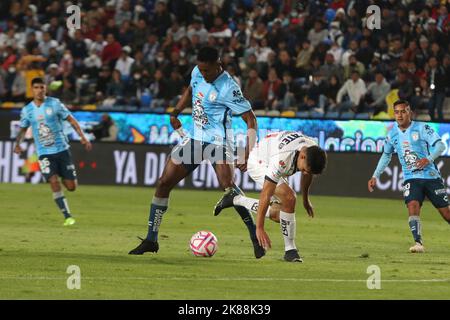 Pachuca, Mexique. 20th octobre 2022. Oscar Murillo (L) de Pachuca Tuzos et Arturo Gozalez du FC Monterrey en action pendant le match de football semi-fin entre Tuzos et Monterrey du tournoi d'ouverture 2022 de la Ligue MX au stade Hidalgo. On 20 octobre 2022 à Pachuca, Mexique. (Credit image: © Ismael Rosas/eyepix via ZUMA Press Wire) Credit: ZUMA Press, Inc./Alamy Live News Banque D'Images