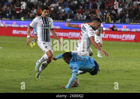 Pachuca, Mexique. 20th octobre 2022. Erick Sanchez (R) de Pachuca Tuzos et Celso Ortà-z de Monterrey FC en action pendant le match de football semi-fin entre Tuzos et Monterrey du tournoi d'ouverture 2022 de la MX League au stade Hidalgo. On 20 octobre 2022 à Pachuca, Mexique. (Credit image: © Ismael Rosas/eyepix via ZUMA Press Wire) Credit: ZUMA Press, Inc./Alamy Live News Banque D'Images