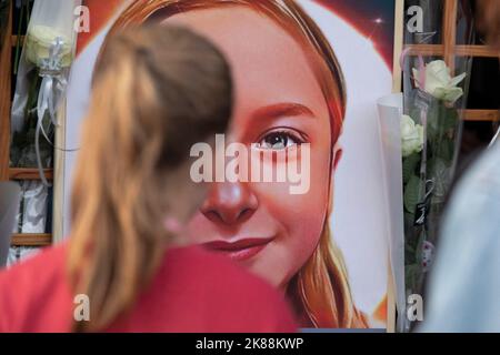 Rassemblement en faveur de Lola, une jeune fille de 12 ans qui a été violée et assassinée une semaine avant, à Fouquereuil, dans le nord de la France, ville natale du père de la victime, sur 21 octobre 2022. Le corps brutalisé de la victime, identifié uniquement comme 'Lola' en vertu de la loi française, a été trouvé dans une boîte en plastique après être disparu dans le nord-est de Paris sur 14 octobre. Une femme de 24 ans originaire d'Algérie a rapidement été identifiée comme le principal suspect et détenue. La police a déterminé qu'elle avait des antécédents de troubles psychiatriques. Photo de Sébastien Courdji/ABACAPRESS.COM Banque D'Images