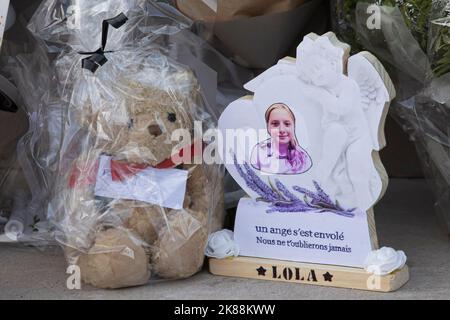 Rassemblement en faveur de Lola, une jeune fille de 12 ans qui a été violée et assassinée une semaine avant, à Fouquereuil, dans le nord de la France, ville natale du père de la victime, sur 21 octobre 2022. Le corps brutalisé de la victime, identifié uniquement comme 'Lola' en vertu de la loi française, a été trouvé dans une boîte en plastique après être disparu dans le nord-est de Paris sur 14 octobre. Une femme de 24 ans originaire d'Algérie a rapidement été identifiée comme le principal suspect et détenue. La police a déterminé qu'elle avait des antécédents de troubles psychiatriques. Photo de Sébastien Courdji/ABACAPRESS.COM Banque D'Images