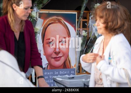 Rassemblement en faveur de Lola, une jeune fille de 12 ans qui a été violée et assassinée une semaine avant, à Fouquereuil, dans le nord de la France, ville natale du père de la victime, sur 21 octobre 2022. Le corps brutalisé de la victime, identifié uniquement comme 'Lola' en vertu de la loi française, a été trouvé dans une boîte en plastique après être disparu dans le nord-est de Paris sur 14 octobre. Une femme de 24 ans originaire d'Algérie a rapidement été identifiée comme le principal suspect et détenue. La police a déterminé qu'elle avait des antécédents de troubles psychiatriques. Photo de Sébastien Courdji/ABACAPRESS.COM Banque D'Images