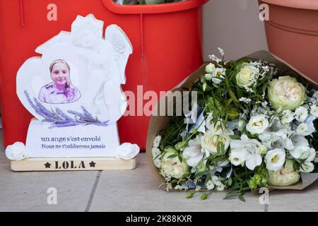 Rassemblement en faveur de Lola, une jeune fille de 12 ans qui a été violée et assassinée une semaine avant, à Fouquereuil, dans le nord de la France, ville natale du père de la victime, sur 21 octobre 2022. Le corps brutalisé de la victime, identifié uniquement comme 'Lola' en vertu de la loi française, a été trouvé dans une boîte en plastique après être disparu dans le nord-est de Paris sur 14 octobre. Une femme de 24 ans originaire d'Algérie a rapidement été identifiée comme le principal suspect et détenue. La police a déterminé qu'elle avait des antécédents de troubles psychiatriques. Photo de Sébastien Courdji/ABACAPRESS.COM Banque D'Images