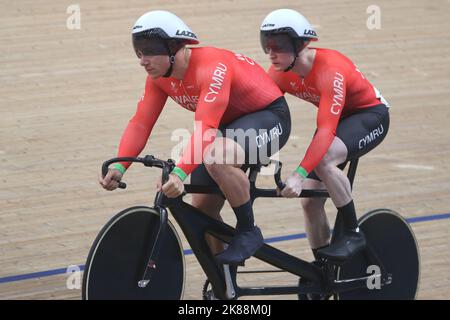 James BALL du pays de Galles avec son pilote Matt Rotherham dans le tandem des hommes B - Sprint vélo aux Jeux du Commonwealth 2022 dans le vélodrome, Parc olympique de la Reine Elizabeth, Londres. Banque D'Images