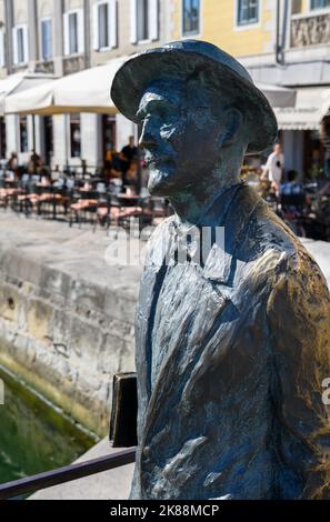 Statue de l'écrivain James Joyce sur la via Roma, Grand Canal de Trieste (Canal Grande di Trieste), Trieste, Italie Banque D'Images