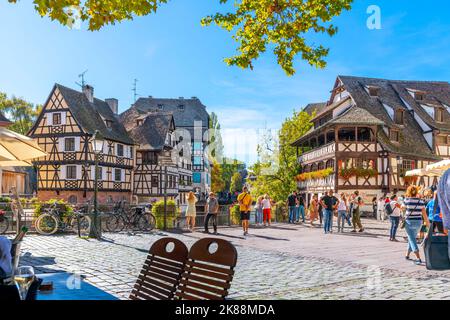 Des bâtiments pittoresques à colombages et la Maison des Tanneurs, dans la zone du canal de la petite France, le long de l'Ill à Strasbourg, en France Banque D'Images