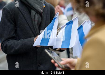 Personne portant des drapeaux blanc-bleu-blanc. Symbole de l'opposition à l'invasion russe de l'Ukraine, utilisé par les manifestants russes anti-guerre Banque D'Images